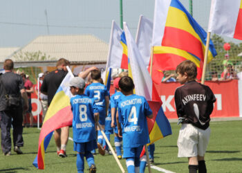 Соревнования по футболу среди детей и юношей.