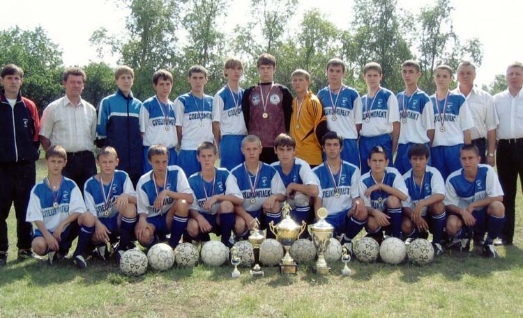 Команда Спецкомплект город Красный Сулин Ростовская область победитель Кубка Кожаный мяч России 2004 года в возрастной группе 1989 года рождения Футбол ЮФОСКФО Команда Спецкомплект город Красный Сулин Ростовская область победитель Кубка Кожаный мяч России 2004 года в возрастной группе 1989 года рождения