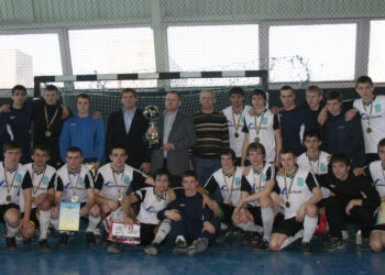 В руках Анатолия Клименко– Кубок за победу в международном турнире «Футбол против расизма» (чтобы увеличить, нажмите на изображение)