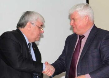 Заместитель генерального секретаря РФС Александр Зорков поздравляет Лом-Али Ибрагимова (слева) с избранием на должность руководителя федерации футбола юга России, фото www.footballufo.ru