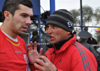 главный тренер фк славяне андррей пономарев дает наставление подопечному // фото footballufo.ru