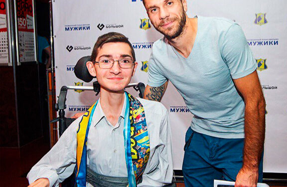 Болельщик ФК Ростов Федор Тахтамышев коллекционирует футболки игроков Футбол ЮФОСКФО Болельщик колясочник ФК Ростов Федор Тахтамышев