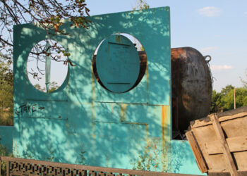 Люди смотрят футбол, сидя в кустах, на бревнах — Федерация Неклиновского р-на