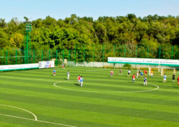 На лучшие поля футбола в Алматы приглашает спортбаза Football Land