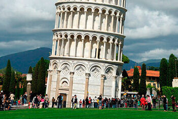 Пизанская башня в Италии падает ежегодно