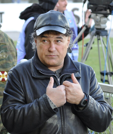 Не боящийся препятствий Ростовскому тренеру по футболу Александру Тумасяну исполнилось 60 лет Футбол ЮФОСКФО Александр Сергеевич Тумасян отметил 60 лет