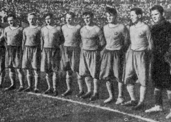 НА фото Команда ЦДКА - финалист кубка СССР 1944 года, Петр Щербатенко - пятый справа