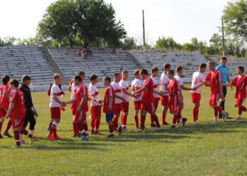 Репортаж со стадиона Донецка РФ на границе с Украиной