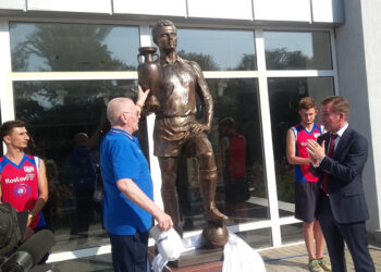 Торжественное открытие скульптуры с участием Виктора Понедельника.