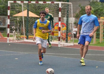 Полицейский вернул детям мяч, который забрала бабушка