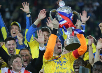 Капитан ФК Ростов С.Плетикоса с завоеванным Кубком России по футболу сезона 2013/2014