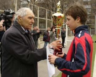 Главный кубок вручил армейцам ветеран Донского футбола Владимир Гаврилов