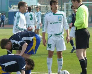 Судья Сергей Тимофеев удаляет с поля Николая Ширшова («Батайск»), капитан батайчан Дмитрий Мезинов старается оспорить это решение