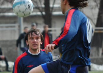 На фото: Олег Иванович Санько будучи тренером бутцы на гвоздь вешать не торопится