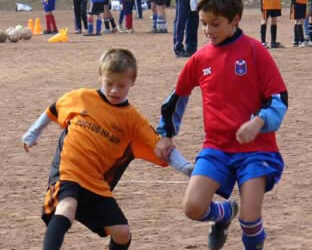 На гаревом поле ростовского стадиона СКА момент игры СДЮСШОР-7 (Ростов) - СКА