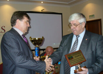 На фото: Лом-Али Ибрагимов (справа) награждает руководителя федерации футбола Кубани Василия Правило