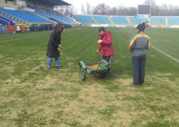 Почему газон стадиона «Олимп-2» в плохом состоянии