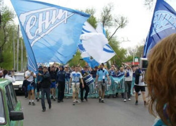 Фанат Ростова показал голый зад фанатам Зенита (2009 год)