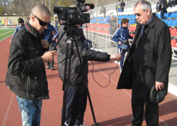 НА фото: Заместитель председателя федерации футбола Дона Сергей Порядин дает интервью областным СМИ