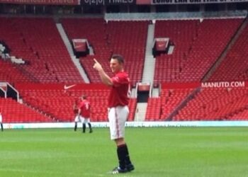 Плавный переход с футбольного поля за карточный стол