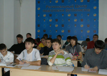 На занятии школы арбитра по футболу