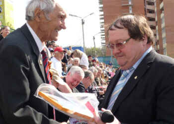 На фото: Николай Сардак награждает ветерана-фронтовика Владимира Гаврилова