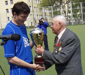 Георгий Асатурович Хачикян вручает Кубок Победы капитану команды «Энергия-НЭВЗ»