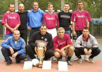 Команда победителей «Заря-РЭРЗ» с кубком «2К»