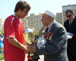 Ветеран ВОВ Георгий Хачикян вручает Кубок Победы капитану команды «Маяк»
