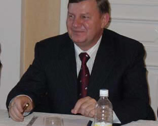 Мэр Таганрога Николай Федянин на совещании в Ростове думал о ЖКХ, но когда вышел из зала - пулей отправился к своей команде «Таганрог».