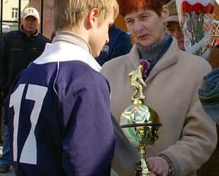 Кубок вручает Ольга Ивановна Нечепуренко