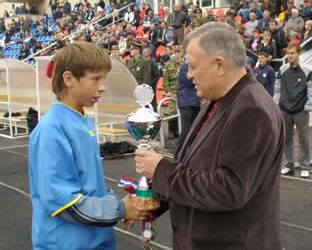 Президент федерации футбола Ростовской области Эдуард Лакомов награждал школьников