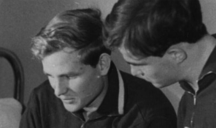 Юрий Мосалев служил футболу до последнего вздоха Футбол ЮФОСКФО На снимке Юрий Мосалёв слева и его одноклубник ЮрийШикунов в Олимпийской сборной СССР