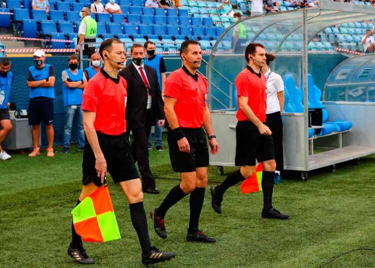 Футбольный арбитр Турбин в центре позорное явление судейства в РПЛ Футбол ЮФОСКФО Футбольный арбитр Турбин в центре