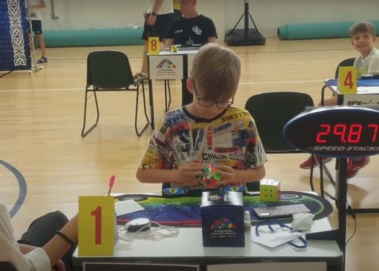 Кубик Рубика в чемпионате по спидкубингу победил 11летний Футбол ЮФОСКФО Кто в России быстрее всех собирает кубик Рубик спидкубинг