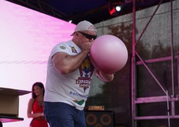 Кто чемпион по надуванию грелок и скручиванию сковородок