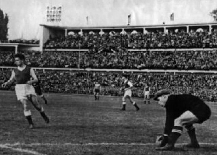 Диктор советского футбола 1950х Вадим Синявский рассказывает о команде СКВО РостовнаДону Футбол ЮФОСКФО Диктор советского футбола Вадим Синявский комментирует о СКВО Ростов на Дону