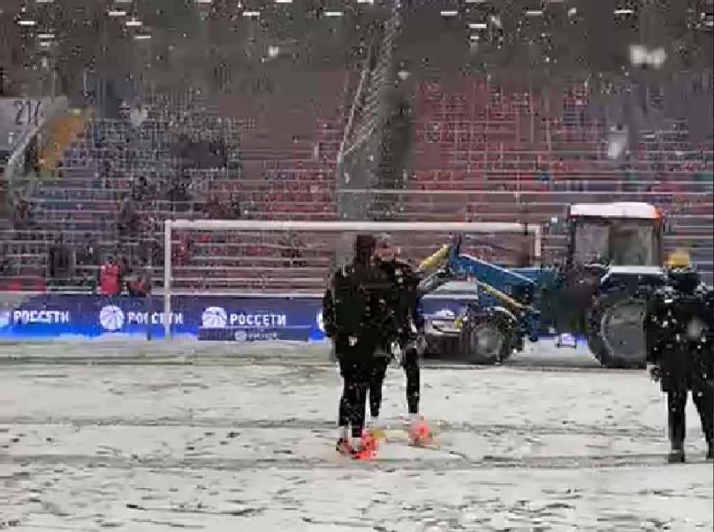 Матч по футболу в снежную пургу Карпин в гневе