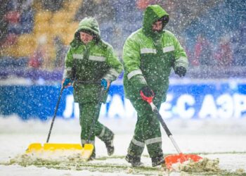 Матч по футболу в снежную пургу: Карпин поднял скандал (3-12-2023)