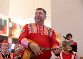 Рекорд России по игре на балалайке установил Костя Абабков