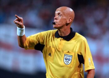 Кто такой судья в футболе и зачем он жестикулирует