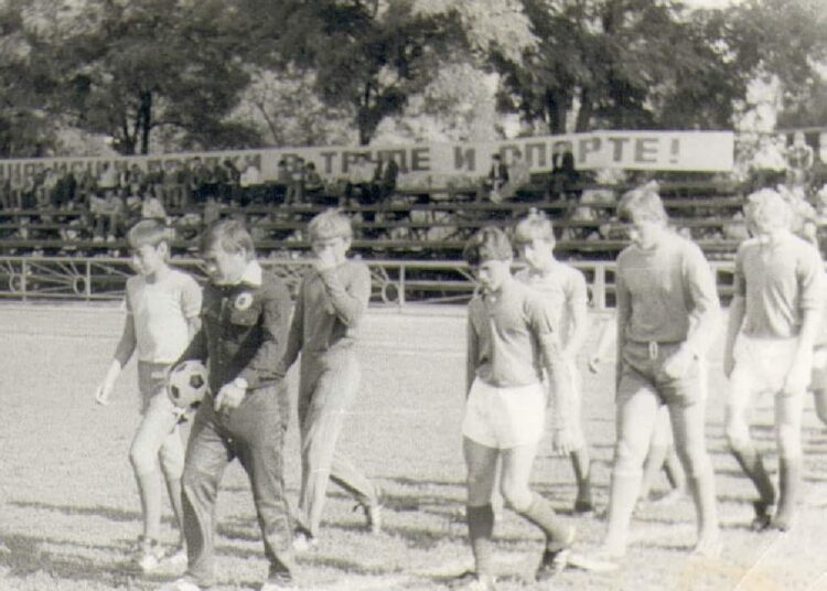 Фото Первенство РСФСР юношей Лакомов выводит команды на поле Футбол ЮФОСКФО Презентация книги об Эдуарде Лакомове