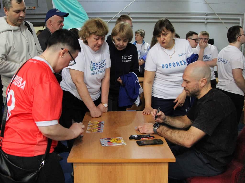 тимофей калачев Футбол ЮФОСКФО Тимофей Калачев с детьми на турнире Пари на Равных